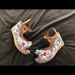 Floral platform wedges